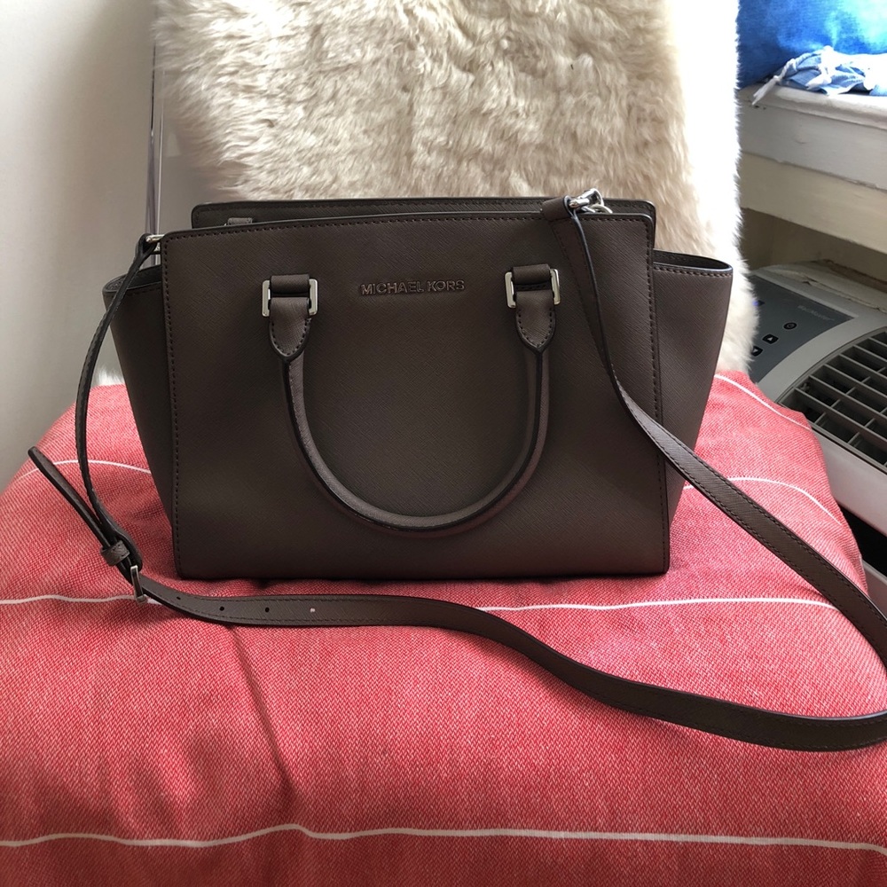 Michael Kors Medium Selma Bag in Taupe (crossbody)